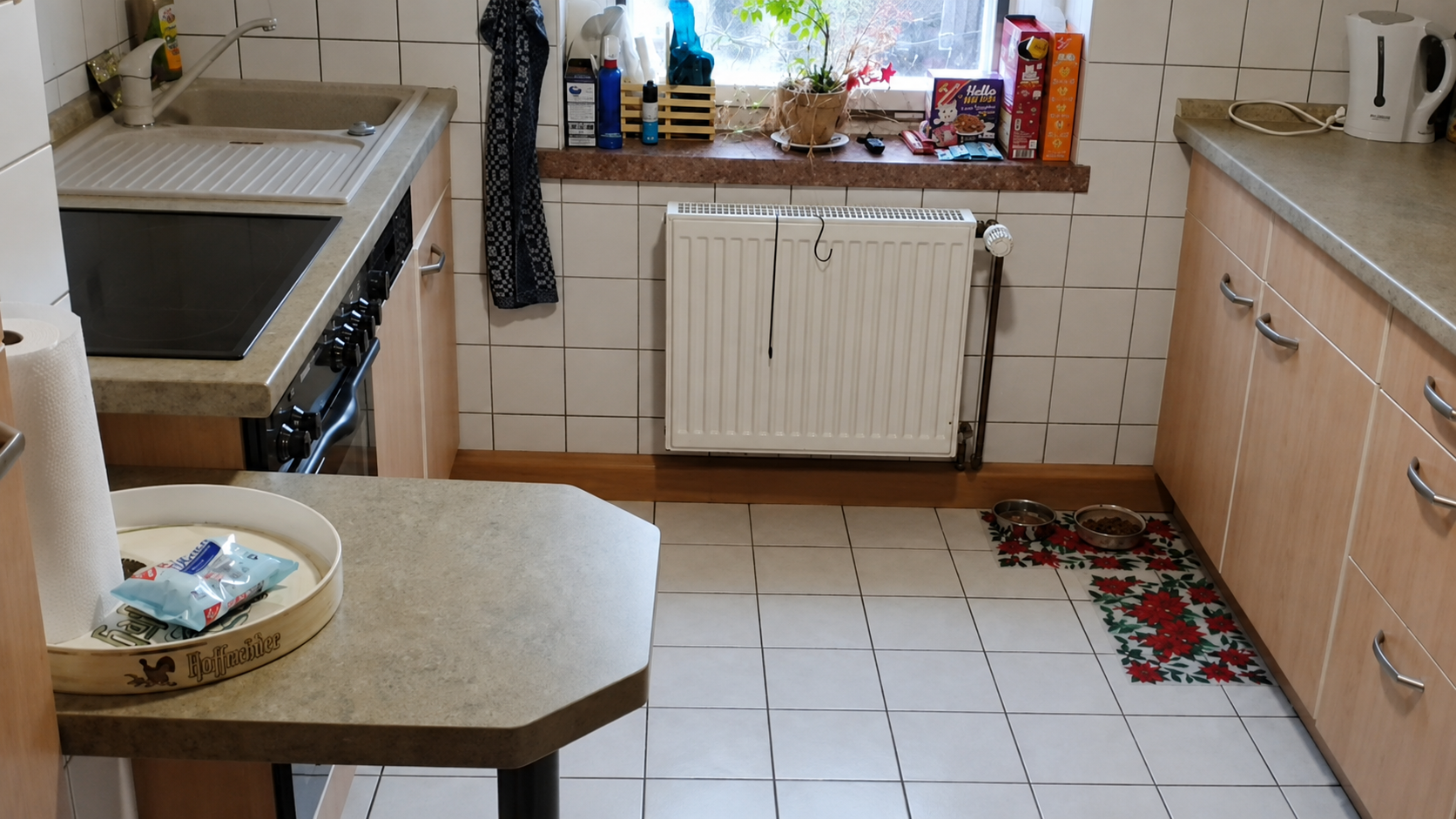 Dieselbe Küche nach der Grundreinigung mit sauberen Arbeitsflächen und gereinigtem Boden