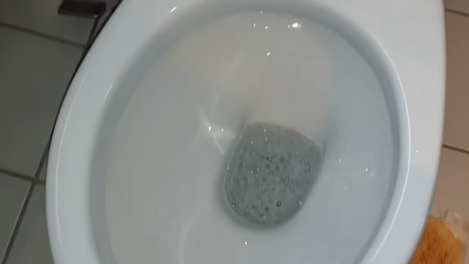 Dasselbe Toilettenbecken nach der Grundreinigung ohne die vorherigen Ablagerungen